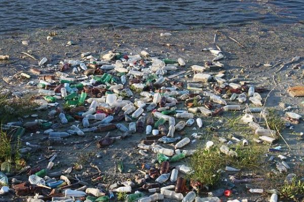 Ετησίως στη Μεσόγειο καταλήγουν 230.000 τόνοι πλαστικών