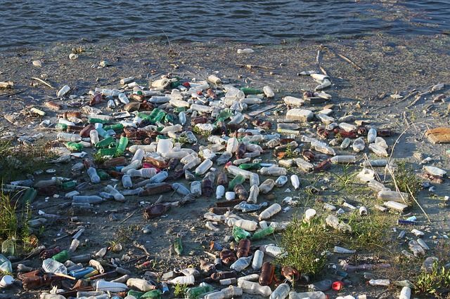 Ετησίως στη Μεσόγειο καταλήγουν 230.000 τόνοι πλαστικών