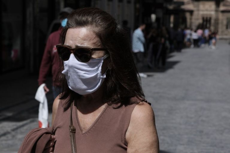 Δημοσκόπηση : Πώς αξιολογούνται τα μέτρα κατά του κοροναϊού – Πόσοι θα κάνουν το εμβόλιο