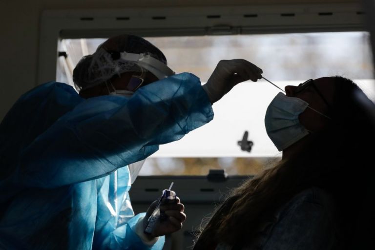 Αλλο η πολιτική φαγωμάρα, άλλο τα λάθη με τον κοροναϊό