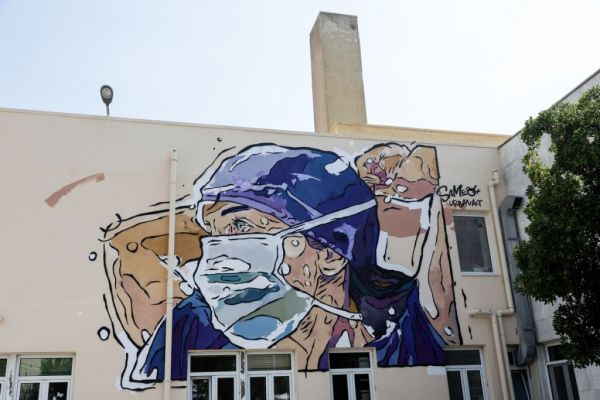 Κοροναϊός : «Ήταν σαν να ήμασταν οικογένειά της» – Συγκινούν οι γιατροί για την 17χρονη που αποσωληνώθηκε