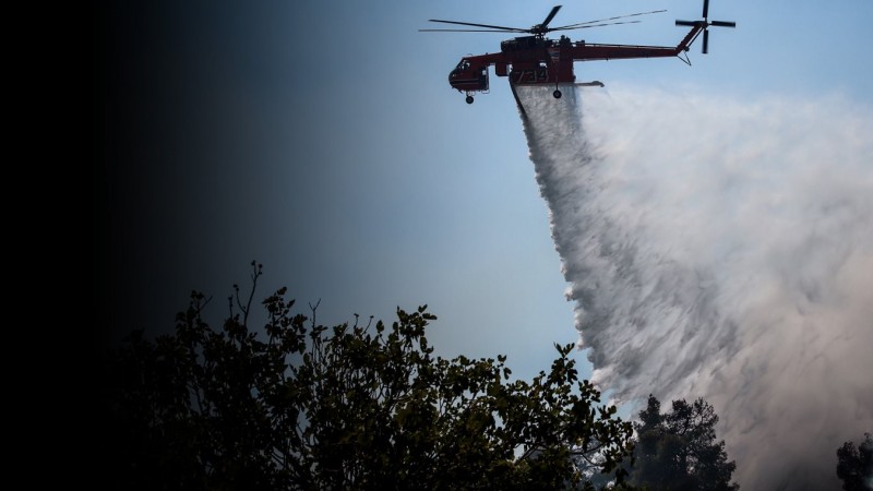 Μάχη με τις φλόγες στη Ζάκυνθο – Η φωτιά έφθασε πάνω από το Ναυάγιο
