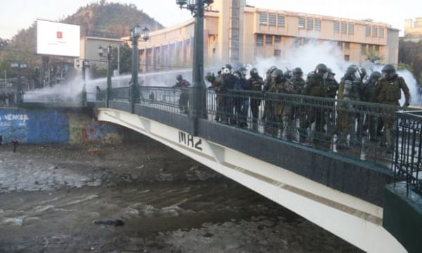 Χιλή : Σάλος με βίντεο που δείχνει αστυνομικό να ρίχνει από γέφυρα 16χρονο διαδηλωτή