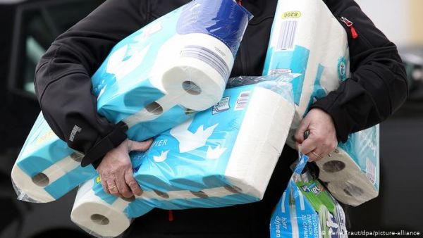 DW : Ξεπουλάνε τα χαρτιά υγείας στη Γερμανία