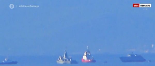 Πειραιάς : Σύγκρουση εμπορικού πλοίου με πλοίο του Πολεμικού Ναυτικού – Σε εξέλιξη επιχείρηση