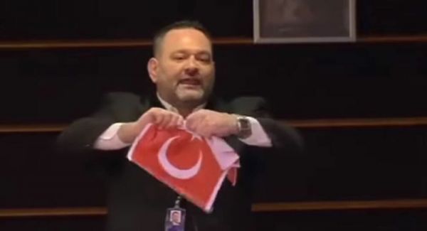 Χρυσή Αυγή : Πώς σχολιάζουν οι Τούρκοι τη δίκη – Αναφορά στη σκισμένη σημαία του Λαγού