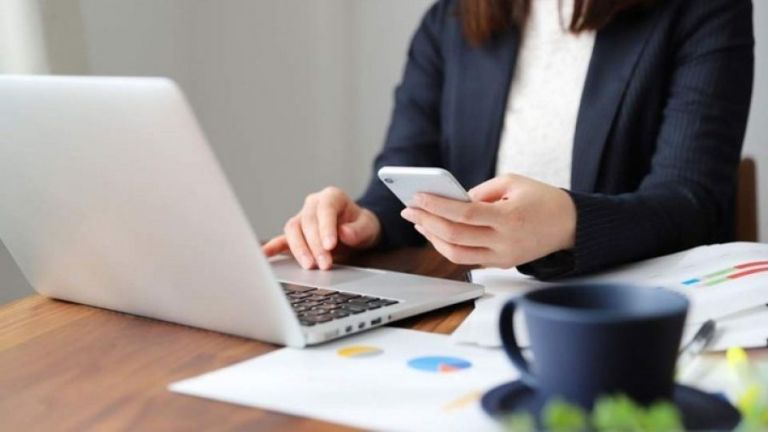 Παράταση υποχρεωτικής τηλεργασίας και κλιμακωτού ωραρίου