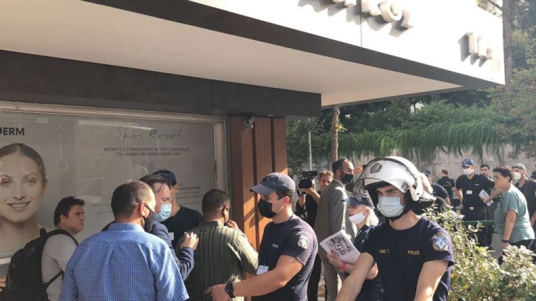 Δίκη Χρυσής Αυγής : Στο Εφετείο έφτασαν οι Αιγύπτιοι αλιεργάτες με το δικηγόρο τους – Τους χειροκρότησε ο κόσμος