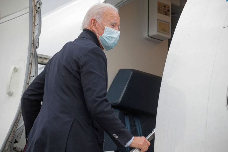 Η αμήχανη «ισορροπία» του Μπάιντεν: Μετά τις ευχές κρατά… αποστάσεις από τον Τραμπ