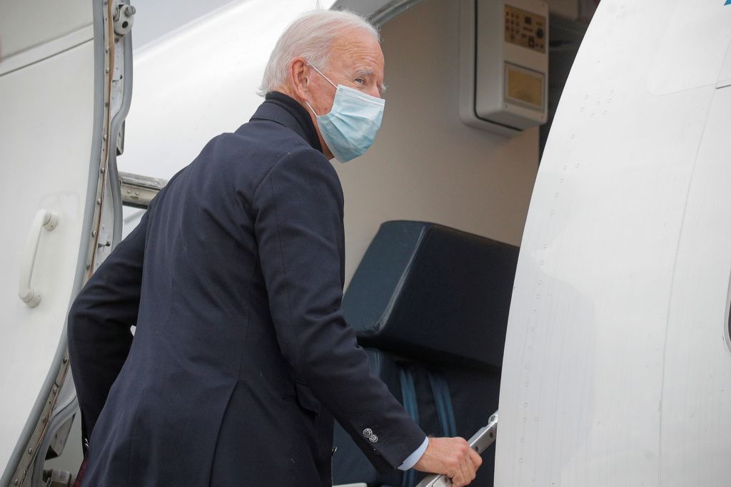 Η αμήχανη «ισορροπία» του Μπάιντεν: Μετά τις ευχές κρατά… αποστάσεις από τον Τραμπ