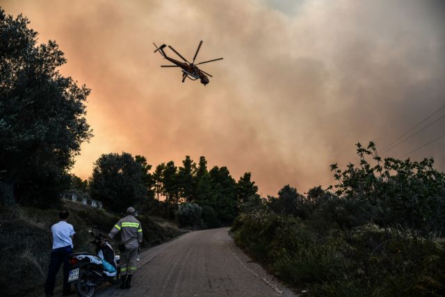 Μαίνεται η φωτιά στη Ζάκυνθο – Έχει φθάσει πάνω από τo «Ναυάγιο»