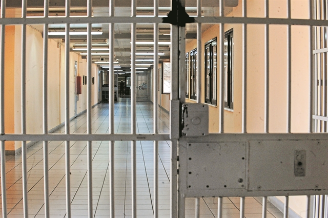 Φυλακές Τρικάλων : Ναρκωτικά, μαχαίρια, σουβλιά και αλκοόλ εντοπίστηκαν σε έρευνα στα κελιά κρατουμένων