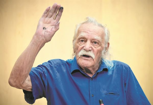 Σκηνικό εμφυλίου για τον Μανώλη Γλέζο