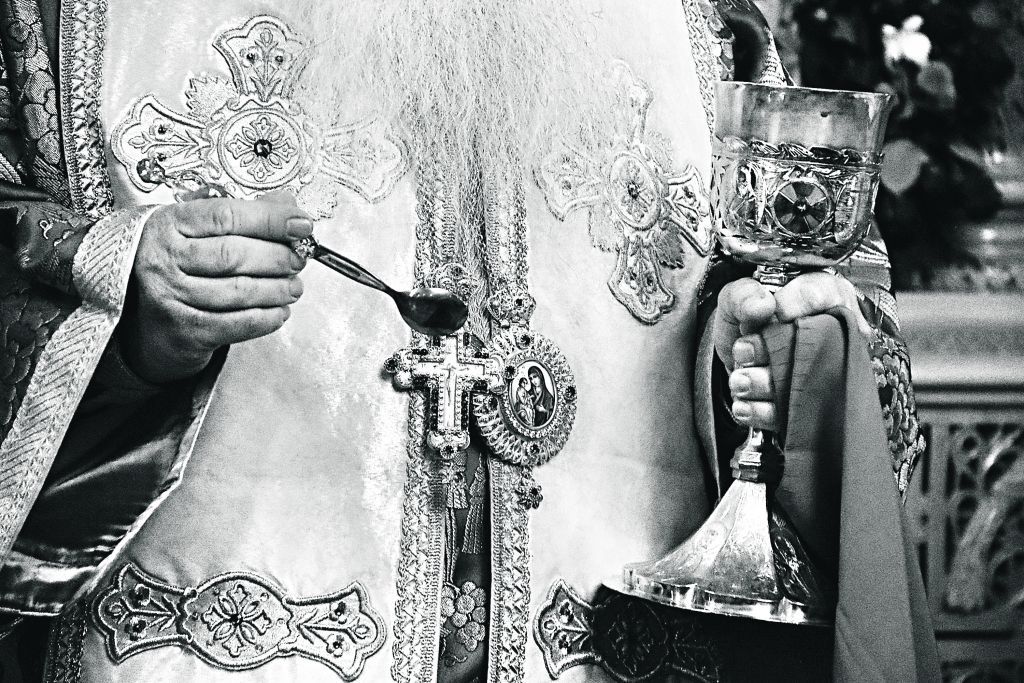 Κοροναϊός : Ποιοι πιστεύουν ότι δεν κολλάει με τη Θεία Κοινωνία