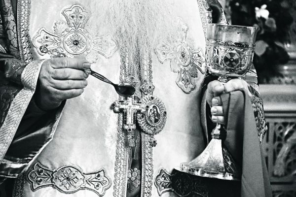 Κοροναϊός : Ποιοι πιστεύουν ότι δεν κολλάει με τη Θεία Κοινωνία