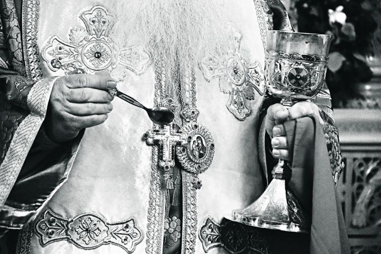 Κοροναϊός : Ποιοι πιστεύουν ότι δεν κολλάει με τη Θεία Κοινωνία