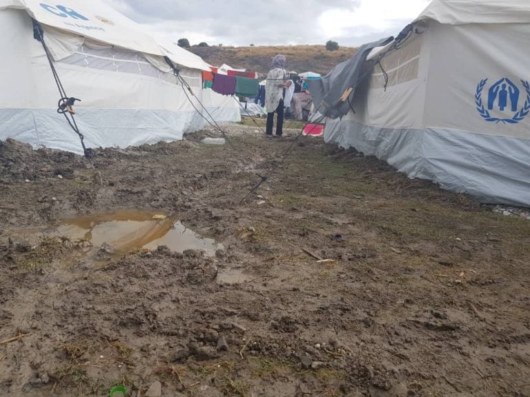 Προσφυγικό : «Αυτονόητος» για το υπ. Μετανάστευσης ο λασπότοπος στο Καρά Τεπέ – Ρίχνει τις ευθύνες στον ΟΗΕ