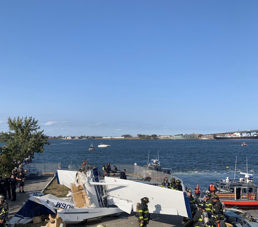 Νέα Υόρκη : Μονοκινητήριο αεροπλάνο έπεσε σε προβλήτα – Ένας νεκρός και δύο τραυματίες