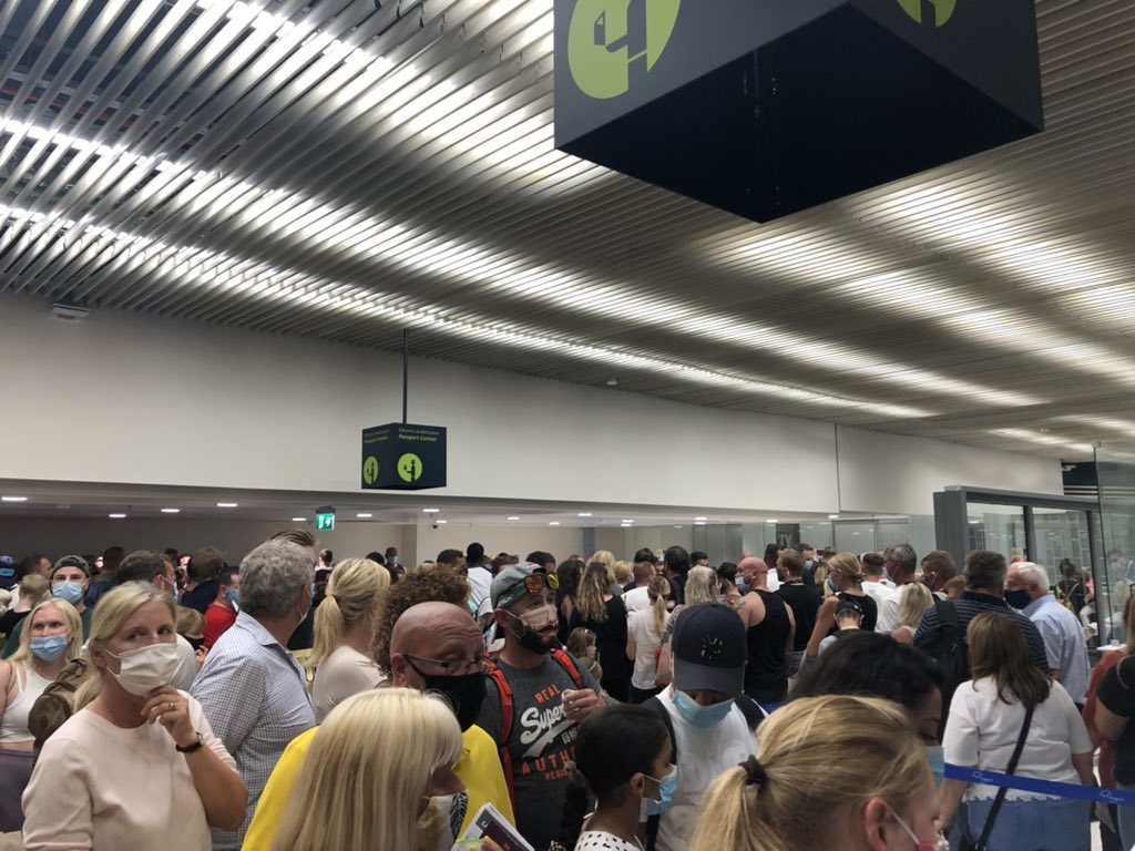 Ρόδος : Απίστευτες εικόνες συνωστισμού το Σάββατο στο αεροδρόμιο