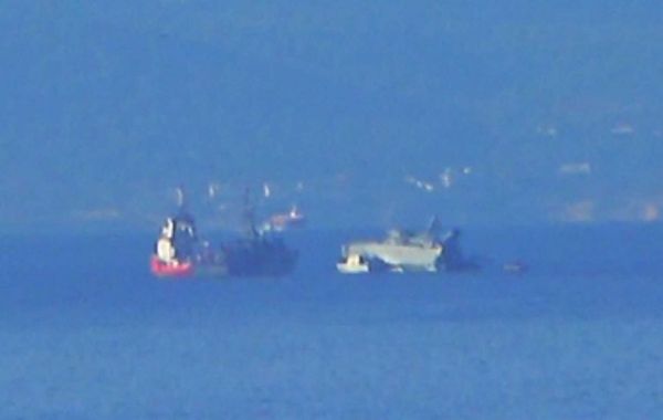 Πειραιάς : Σύγκρουση εμπορικού πλοίου με πλοίο του Πολεμικού Ναυτικού – Σε εξέλιξη επιχείρηση