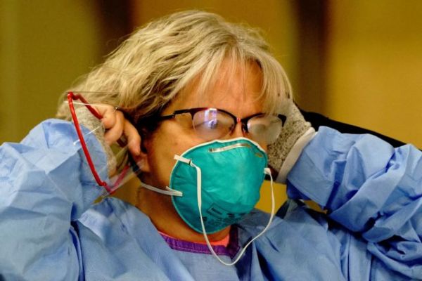 Κοροναϊός : Τρεις κινήσεις για να μην θολώνουν τα γυαλιά όταν φοράτε μάσκα