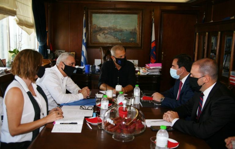 Πειραιάς : Συνάντηση Μώραλη-Μηταράκη με φόντο το προσφυγικό