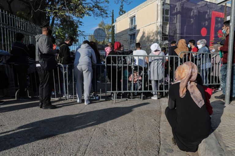 Καταγγελίες για μη αναγνώριση της παράτασης ισχύος των αδειών παραμονής
