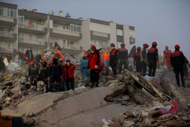 Σεισμός : Η Σμύρνη μετράει τις πληγές της – 24 νεκροί και πάνω από 800 τραυματίες
