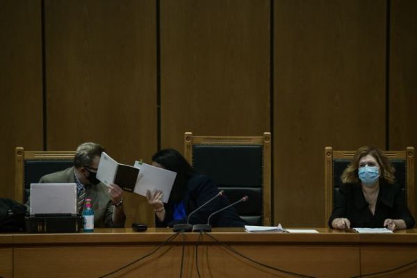 Το ελαφρυντικό του σύννομου βίου ζητούν οι δικηγόροι των πρώην χρυσαυγιτών βουλευτών