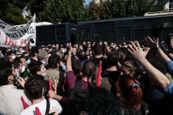 Δίκη Χρυσής Αυγής : Πανηγυρισμοί και χειροκροτήματα από τους συγκεντρωμένους μετά την απόφαση