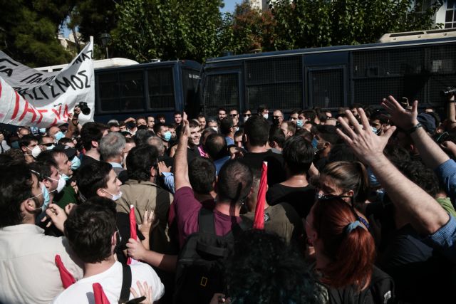 Δίκη Χρυσής Αυγής : Πανηγυρισμοί και χειροκροτήματα από τους συγκεντρωμένους μετά την απόφαση