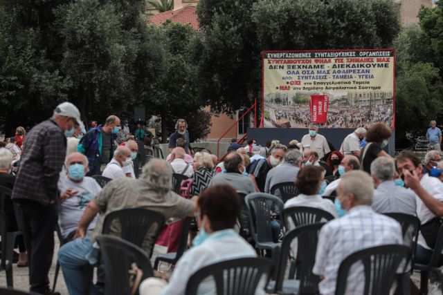 Διαμαρτυρία συνταξιούχων : Σε καρέκλες, με αποστάσεις και με μάσκες [εικόνες]