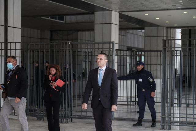 Δίκη Χρυσής Αυγής: Παραδόθηκε στο αστυνομικό τμήμα ο Ηλίας Κασιδιάρης