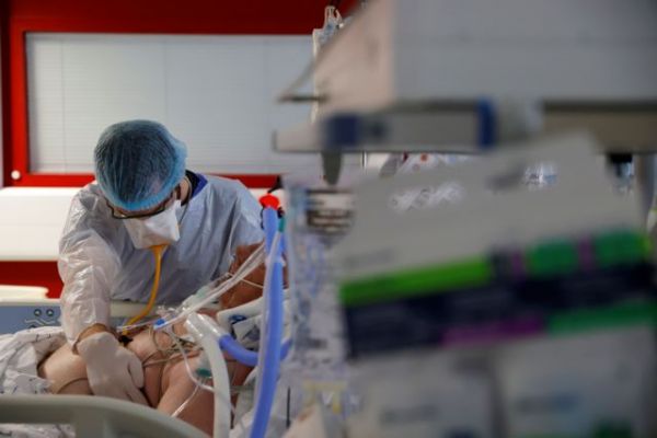Κοροναϊός : Εξαπλώνεται πιο γρήγορα τώρα από ότι την Άνοιξη, προειδοποιεί Γάλλος επιδημιολόγος