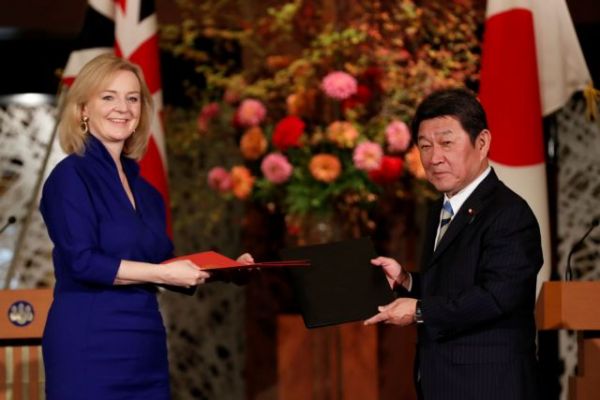 Βρετανία : Υπέγραψε με την Ιαπωνία την πρώτη εμπορική συμφωνία μετά το Brexit