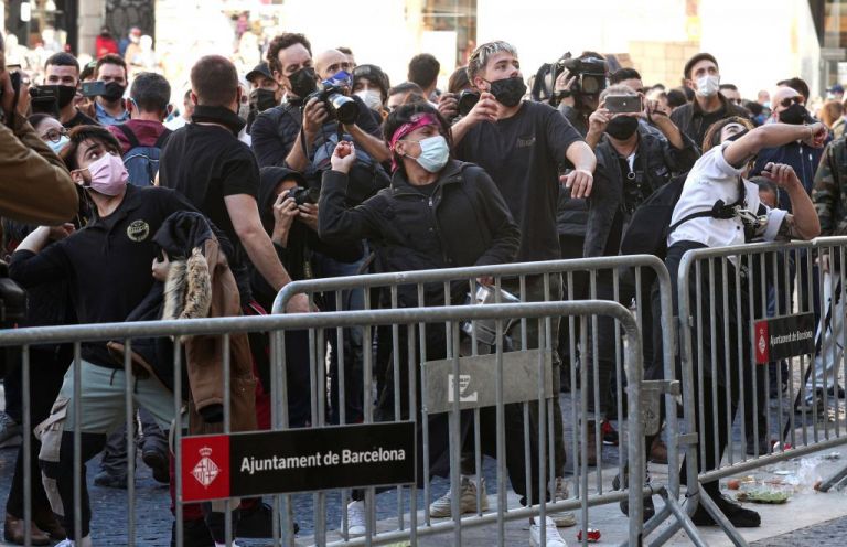 Ισπανία : Διαδήλωση στη Βαρκελώνη κατά του κλεισίματος των μπαρ και των εστιατορίων