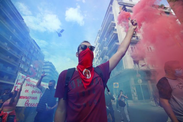 Δίκη Χρυσής Αυγής : Καπνογόνα και πανηγυρισμοί για την ιστορική απόφαση σε Θεσσαλονίκη και Κρήτη