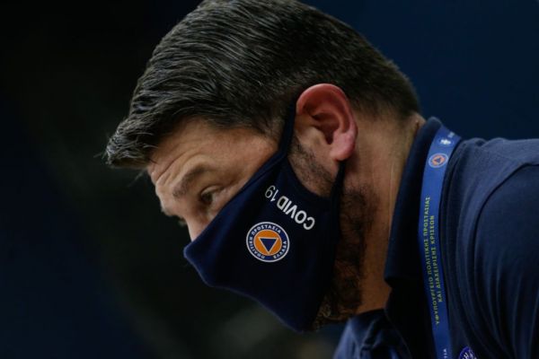 Κοζάνη : Έξαλλος ο Χαρδαλιάς με παραγωγό λαϊκής που φορούσε τη μάσκα στο πηγούνι