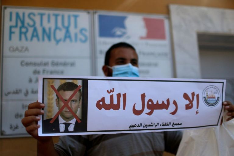 Γάζα : Οργή Μουσουλμάνων κατά Μακρόν – Κάψανε φωτογραφίες του