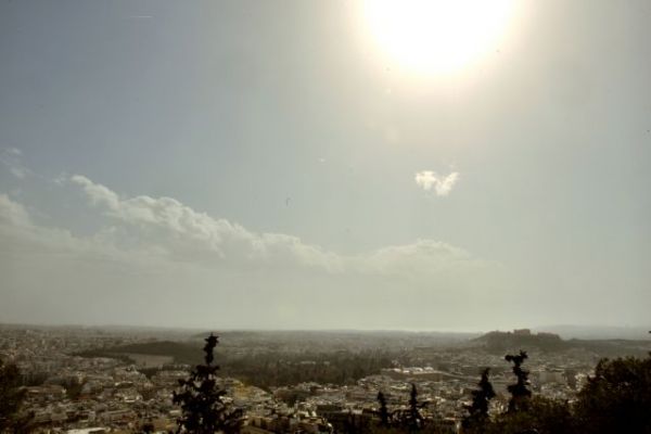 Καιρός: «Εκρηκτικό κοκτέιλ» ζέστης και αφρικανικής σκόνης