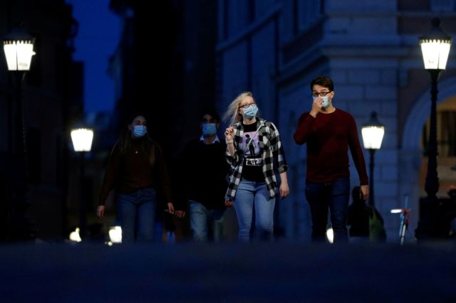 Ιταλία: Προσεχώς υποχρεωτική η μάσκα και στους ανοιχτούς χώρους