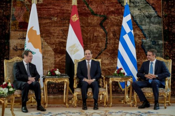 Μητσοτάκης : Στην Κύπρο για τις εργασίες της Τριμερούς με Αναστασιάδη και Σίσι – Στο επίκεντρο οι τουρκικές προκλήσεις