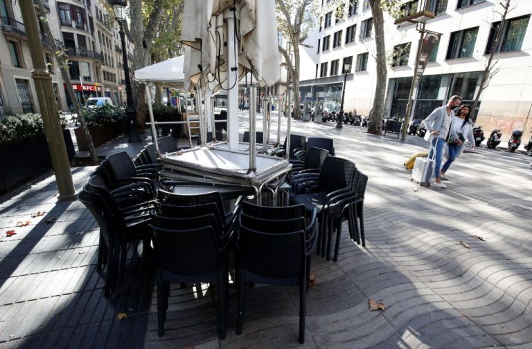 Κοροναϊός – Ισπανία : Πλησιάζουν το 1 εκατ. τα κρούσματα – Εξετάζει απαγόρευση κυκλοφορίας