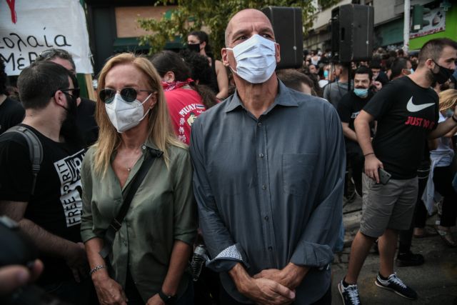 Καταγγελία Βαρουφάκη για επεισόδιο με αστυνομικό των ΜΑΤ στο Εφετείο – Τι απαντά ο Χρυσοχοΐδης