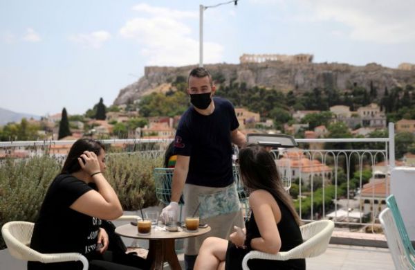Κοροναϊός: Εβαλε στο μάτι τους νέους – Από 18-39 ετών το 45% των νέων κρουσμάτων και 40 παιδιά