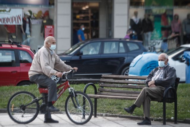 Κοροναϊός : Στα 40 έτη ο μέσος όρος των κρουσμάτων – Οριακά πάνω από τη μονάδα ο δείκτης Rt στην Αττική