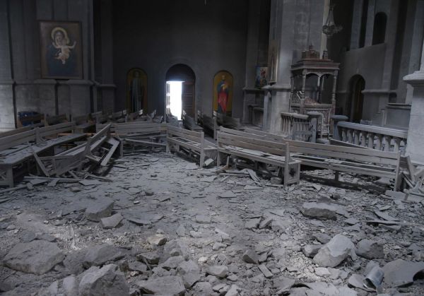 Αρμενία : Καταστροφές σε καθεδρικό ναό – Τραυματίες τρεις δημοσιογράφοι