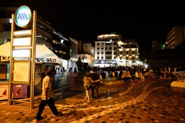 Κοροναϊός: Χωρίς τέλος τα πάρτι στις πλατείες – Συνωστισμός και απουσία μέτρων προστασίας