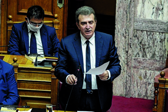 Κοροναϊός : Σε καραντίνα ο Χρυσοχοΐδης – Θετικό στον ιό μέλος της οικογένειάς του