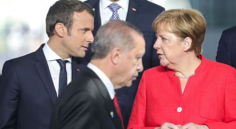 Τουρκία : Μαίνεται η διαμάχη Μακρόν-Ερντογάν – Σε ελεύθερη πτώση η τουρκική λίρα